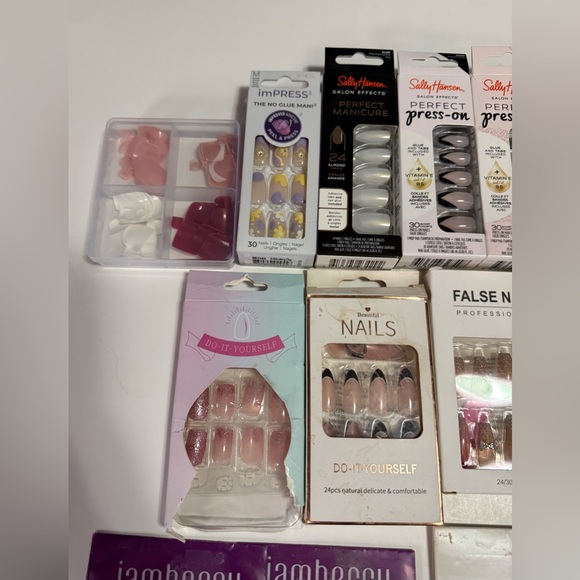 Fake Nails Bundle - Picture 2 of 5